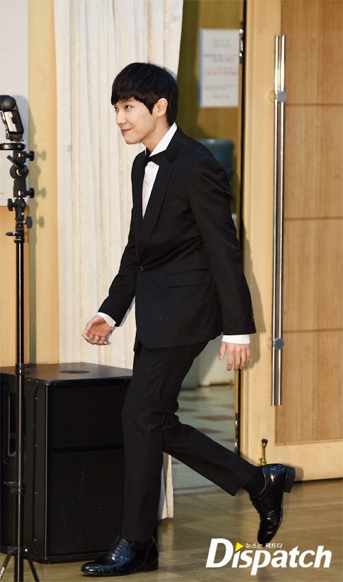  STARCAST: “الممثل ممثل، أليس كذلك؟”… Lee Joon (MBLAQ) و يوم جائزة أفضل ممثل مبتدئ (#엠블랙 #남자답게) 142921956_42