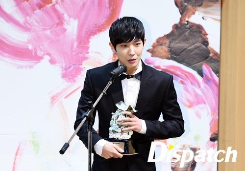  STARCAST: “الممثل ممثل، أليس كذلك؟”… Lee Joon (MBLAQ) و يوم جائزة أفضل ممثل مبتدئ (#엠블랙 #남자답게) 142922195_44